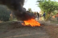 Fresh Protests In Bengal's Sandeshkhali, Villagers Block Police's Car Fresh Protests In Bengal's Sandeshkhali, Villagers Block Police's Car