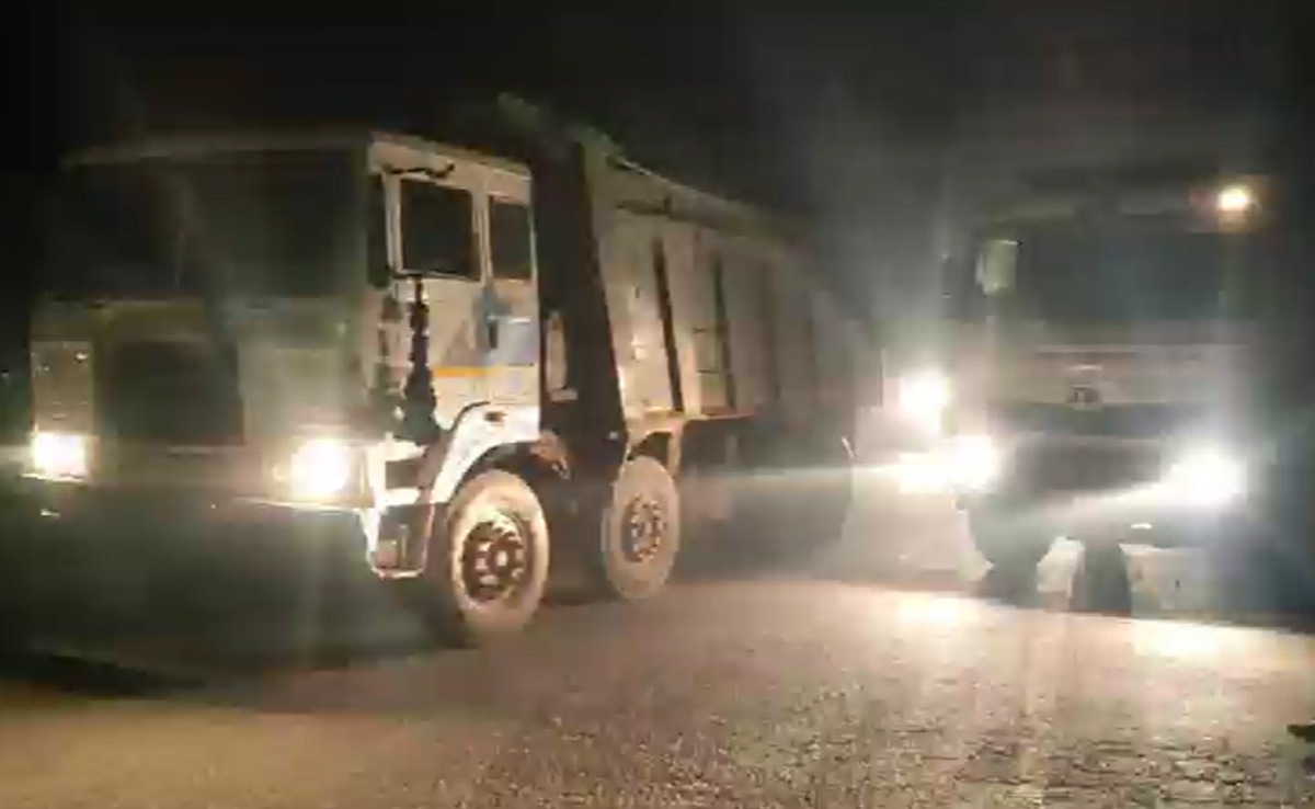Baloda Bazar: अवैध रेत खनन और तस्करी पर प्रशासन की बड़ी कार्रवाई, 33 हाईवा समेत करोड़ों के वाहन हुए जब्त