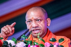 यूपी सीएम योगी ने किसानों के मुद्दों पर तीन सदस्य समिति बनाई यूपी सीएम योगी ने किसानों के मुद्दों पर तीन सदस्य समिति बनाई