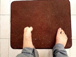 पायदान 2 दिन में हो जाता है गंदा, तो बिना धोए इस तरह करें साफ, बिल्कुल नया और चमकदार लगेगा पायदान 2 दिन में हो जाता है गंदा, तो बिना धोए इस तरह करें साफ, बिल्कुल नया और चमकदार लगेगा