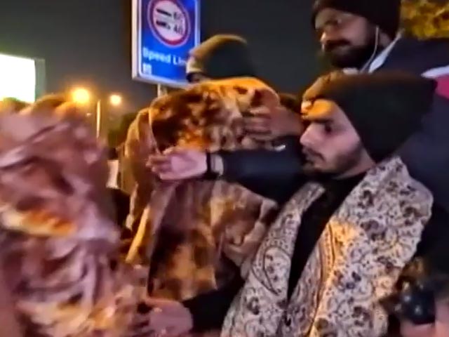 NDTV और उदय फाउंडेशन की मुहिम, दिल्ली में नाइट शेल्टर में रह रहे गरीबों में बांट गए कंबल