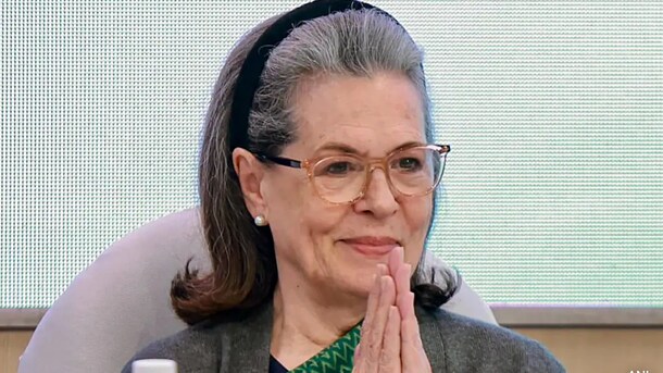 हमें एग्जिट पोल से उलट नतीजों की उम्मीद, इंतजार करना चाहिए : सोनिया गांधी