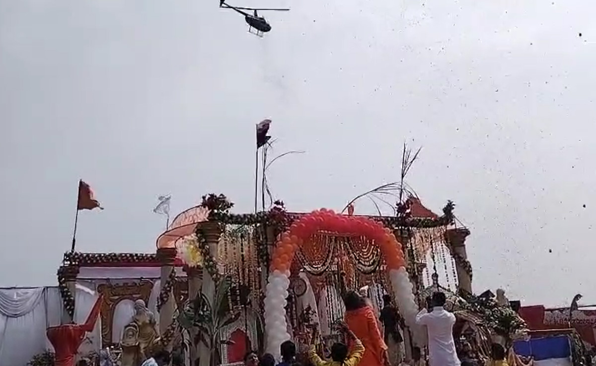 नर्मदा जयंती महोत्सव पर दिखा मनमोहक नजारा,  हेलीकॉप्टर से हुई फूलों की बारिश...