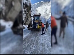 Jammu-Srinagar National Highway Remains Closed, 400 Vehicles Stranded Jammu-Srinagar National Highway Remains Closed, 400 Vehicles Stranded