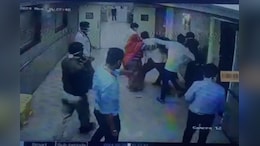 अजमेर में डॉक्टर्स और मरीज के परिजनों के बीच हुई मारपीट, सीसीटीवी में कैद हुआ मामला&nbsp;