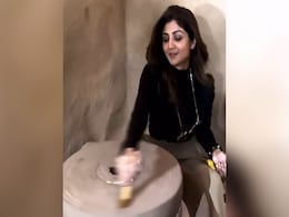 चक्की पीसती नजर आईं शिल्पा शेट्टी, फैन्स भी देखकर रह गए हैरान कि जिम जाने वालीं आज यहां कैसे ? चक्की पीसती नजर आईं शिल्पा शेट्टी, फैन्स भी देखकर रह गए हैरान कि जिम जाने वालीं आज यहां कैसे ?