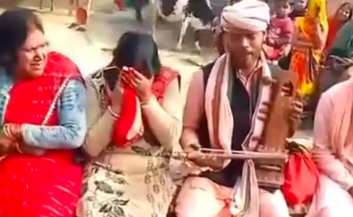 बचपन में घर से भागा था बच्चा, 22 साल बाद मां से भिक्षा मांगने पहुंचा, मार्मिक गाने से सबको रुलाया