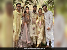 'गुम हैं किसी के प्यार में' के 'जगताप' की शादी में पहुंची 'सई', दिखाई सिद्धार्थ बोडके की वेडिंग की झलक, फैंस बोले- चलो अच्छा... 'गुम हैं किसी के प्यार में' के 'जगताप' की शादी में पहुंची 'सई', दिखाई सिद्धार्थ बोडके की वेडिंग की झलक, फैंस बोले- चलो अच्छा...