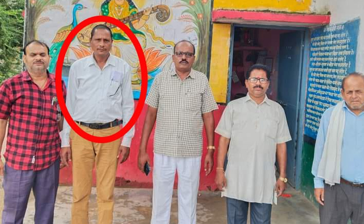 एमपी गजब है: यहां क्लास में शराब पीकर पढ़ाने आता है शिक्षक, वीडियो हुआ वायरल