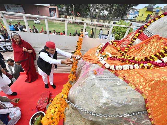 Akhilesh Yadav, Other Samajwadi Party Leaders Worship Nepal Shaligram Stone, Send It To Etawah