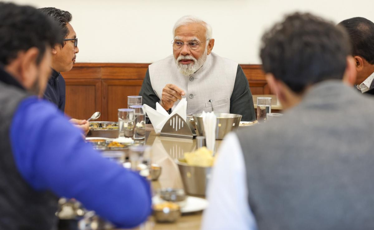 'चलिए आज मैं आपको सजा सुनाता हूं'... : 8 MPs को संसद की कैंटीन में ले गए PM मोदी, साथ में किया लंच