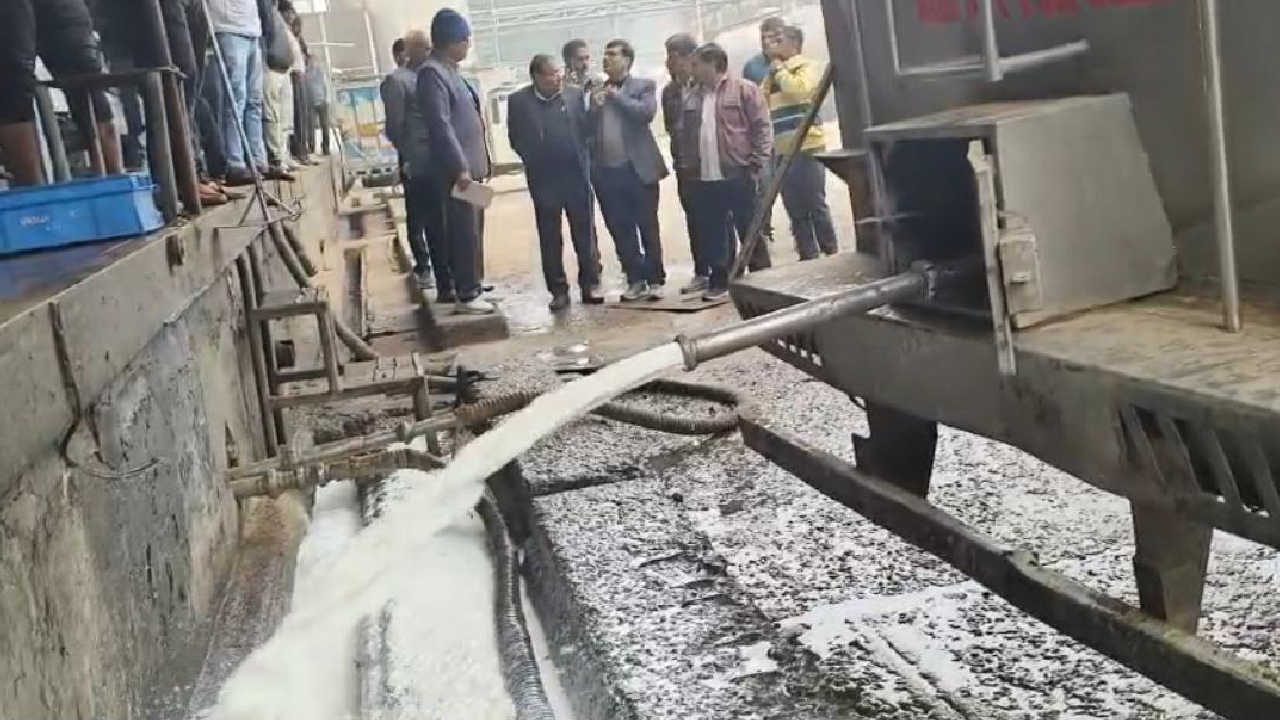 Rajasthan News: अलवर में सरस डेयरी की दूध पर क्यों हुआ विवाद?