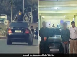 Video: Pune Police's ''Prize'' For Men Doing ''Stuntbaazi'' On Roof Of Moving Car Video: Pune Police's ''Prize'' For Men Doing ''Stuntbaazi'' On Roof Of Moving Car