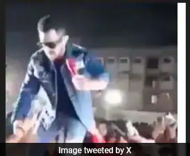 Aditya Narayan Row: Student Whose Phone Was Thrown Says, "He Hit My Hand With His Mic"