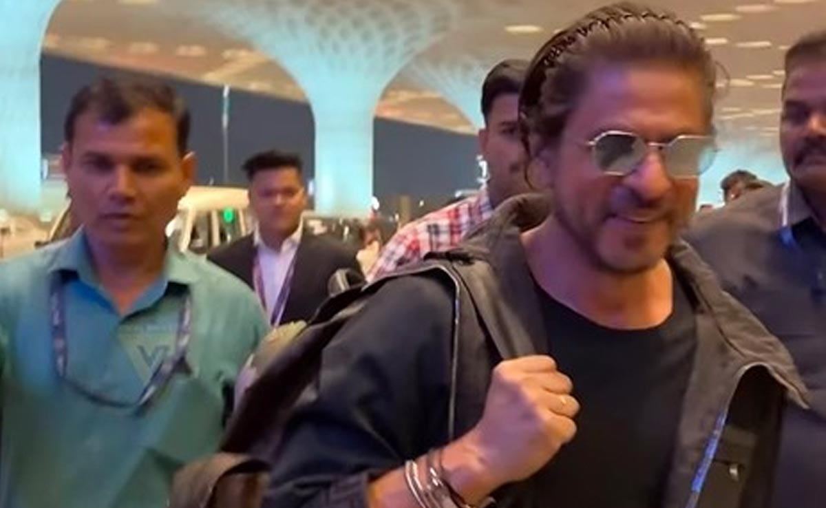 एयरपोर्ट पर शाहरुख खान को फोटोग्राफर ने किया किस, इंटरनेट पर वायरल हुआ ये वीडियो