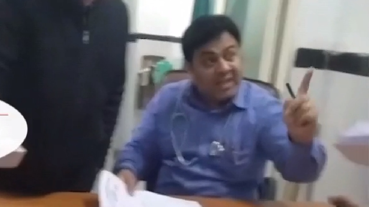 सरकारी डॉक्टर ने जवान से कहा 2000  में बिकते हो, NDTV ने पूछा तो दी सफाई