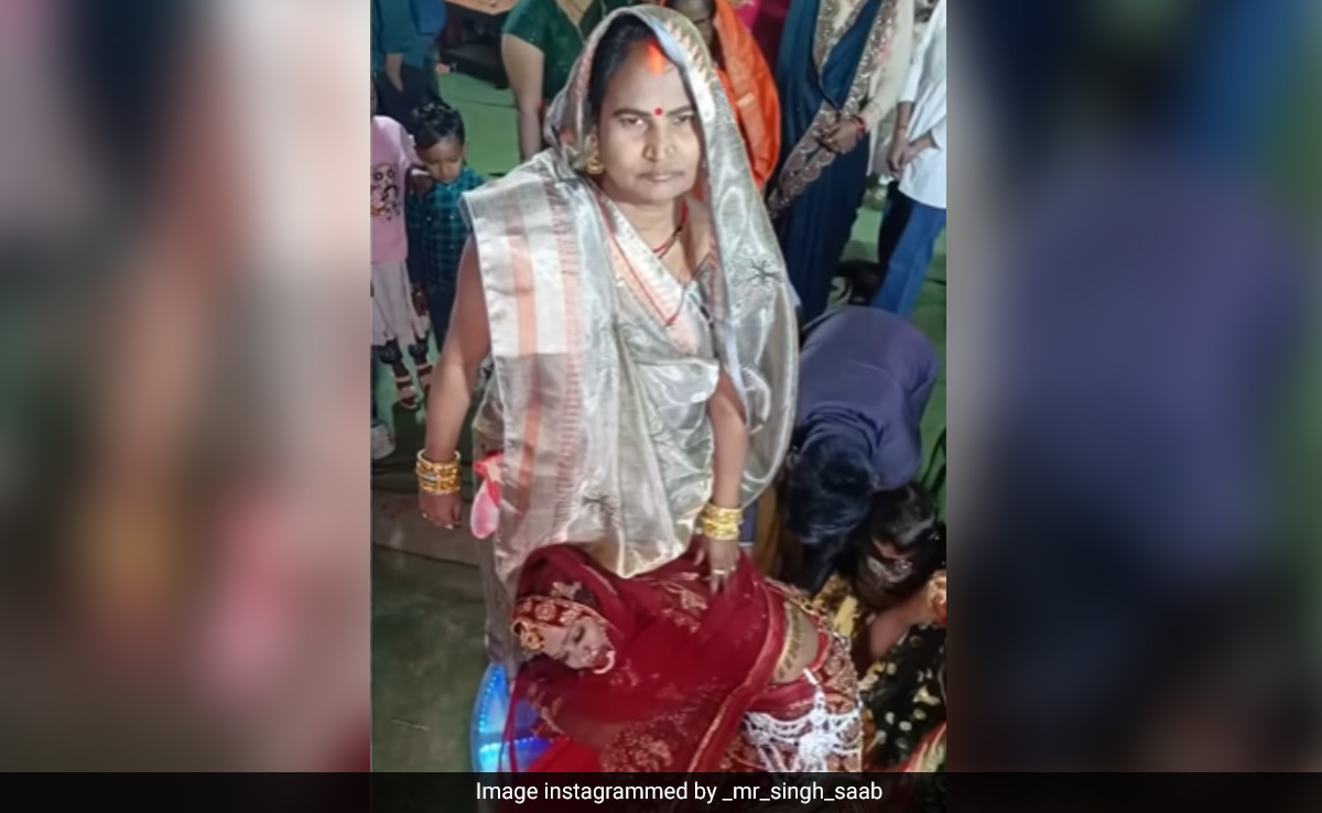 कलयुग का आशीर्वाद... दुल्हन को Selfie Podium पर सास ने दिया '360 डिग्री आशीर्वाद', Video देख हैरान रह गई पब्लिक