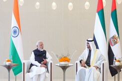 PM Modi in Abu Dhabi: अबू धाबी पहुंचे पीएम मोदी स्वागत में झूम उठे लोग PM Modi in Abu Dhabi: अबू धाबी पहुंचे पीएम मोदी स्वागत में झूम उठे लोग