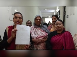 भू-माफियाओं की दबंगई से किन्नर हुए परेशान, ग्वालियर SP ऑफिस पहुंचकर बताई आपबीती  भू-माफियाओं की दबंगई से किन्नर हुए परेशान, ग्वालियर SP ऑफिस पहुंचकर बताई आपबीती