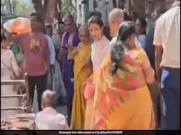 बिना सुरक्षा बेंगलुरु की सड़कों पर किताबें खरीदतीं दिखीं ब्रिटिश PM की पत्नी, नारायण और सुधा मूर्ति भी दिखे साथ बिना सुरक्षा बेंगलुरु की सड़कों पर किताबें खरीदतीं दिखीं ब्रिटिश PM की पत्नी, नारायण और सुधा मूर्ति भी दिखे साथ