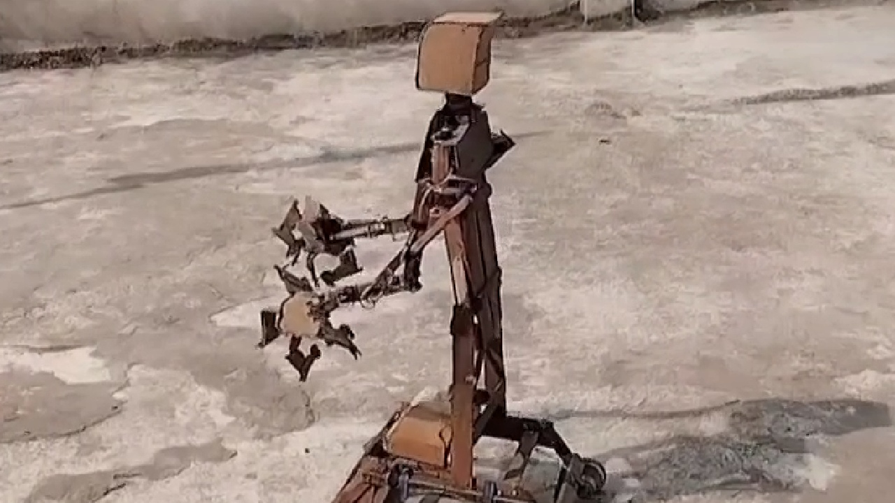 फिल्म देख 8वीं पास युवा ने कचरे से बनाए रोबोट, सेना को मिलेगी मदद