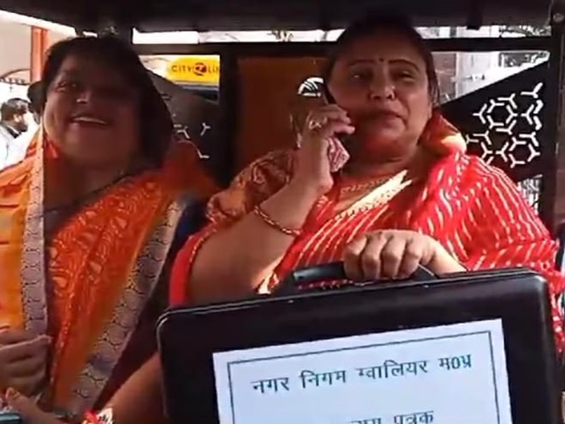 अनूठा विरोध: टमटम पर बैठकर नगर निगम का बजट पेश करने क्यों पहुंचीं ग्वालियर मेयर? जानिए वजह...