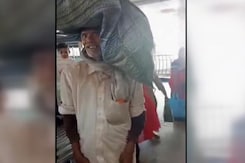 Farmer Stopped At Bengaluru Metro For "Untidy" Clothes, Rights Body Says... Farmer Stopped At Bengaluru Metro For "Untidy" Clothes, Rights Body Says...
