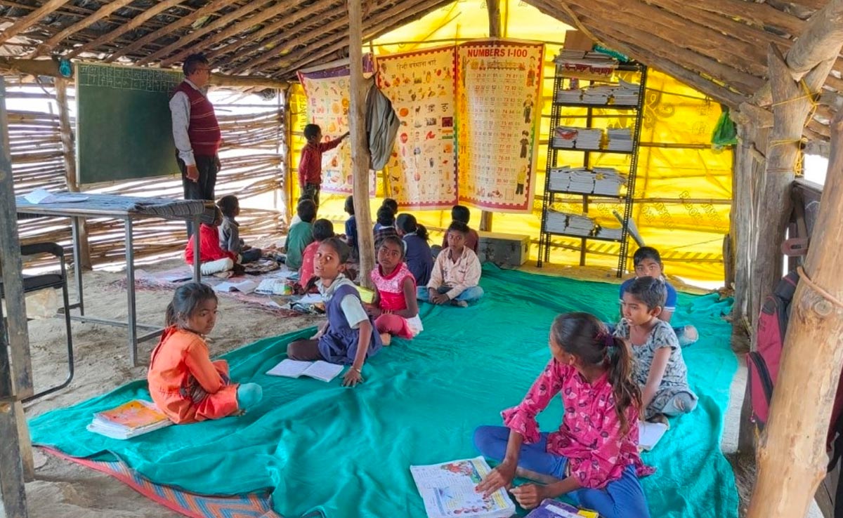 Ground Report: कहीं झोपड़ी तो कहीं आंगन में पढ़ने को मजबूर बच्चे, बांध में डूबे स्कूल का नहीं हुआ निर्माण