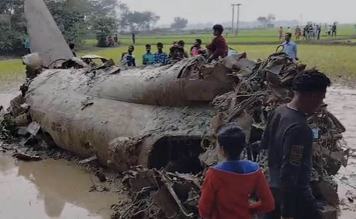 पश्चिम बंगाल में वायु सेना का प्रशिक्षक विमान दुर्घटनाग्रस्त, दोनों पायलट सुरक्षित : अधिकारी