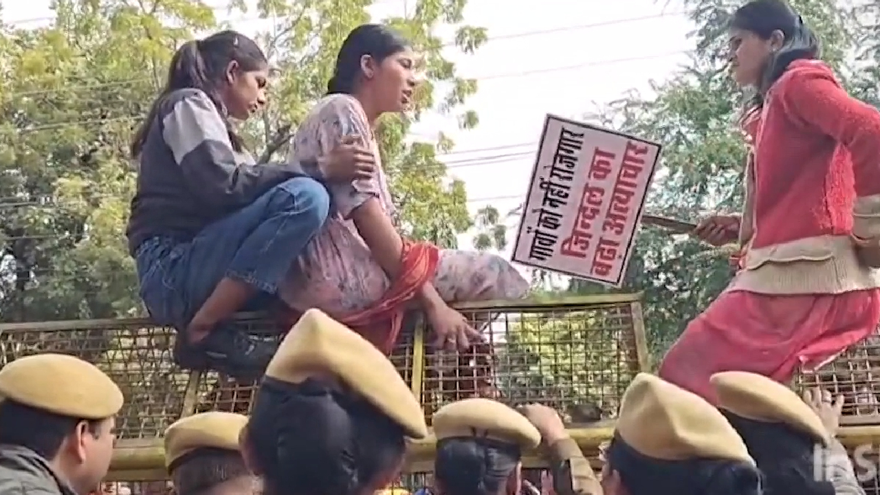 भीलवाड़ा में पिता को गोली लगने पर छलका बेटियों का दर्द, कलेक्ट्रेट गेट पर बांधी चूड़िया