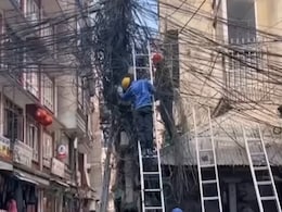 बिजली के तारों का ये जंजाल देख उड़े लोगों के होश, सोशल मीडिया पर लोग बोले- कभी भी हो सकता है धमाका बिजली के तारों का ये जंजाल देख उड़े लोगों के होश, सोशल मीडिया पर लोग बोले- कभी भी हो सकता है धमाका