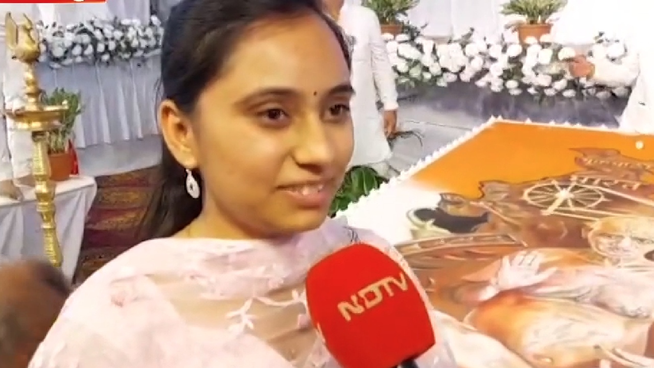 श्राची ने बनाई आचार्य विद्यासागर  जी की शानदार रंगोली