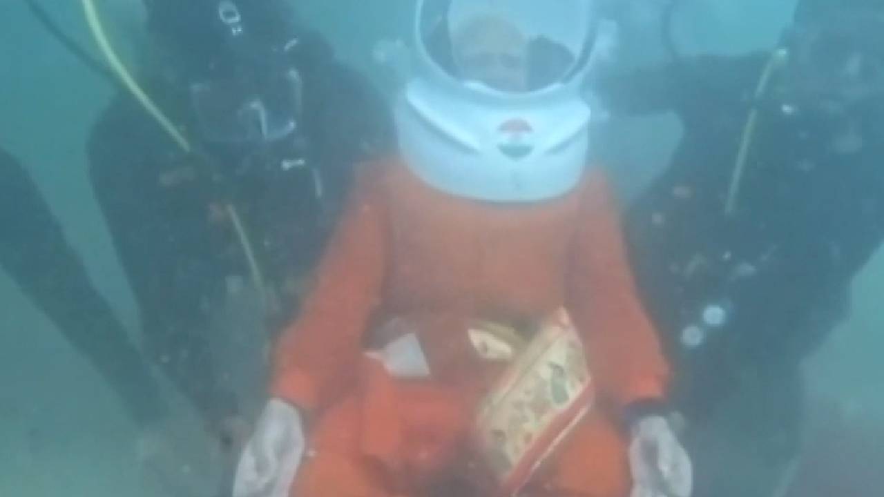 PM मोदी ने द्वारका में लगाई डुबकी भगवान कृष्ण को अर्पण किया मोर पंख