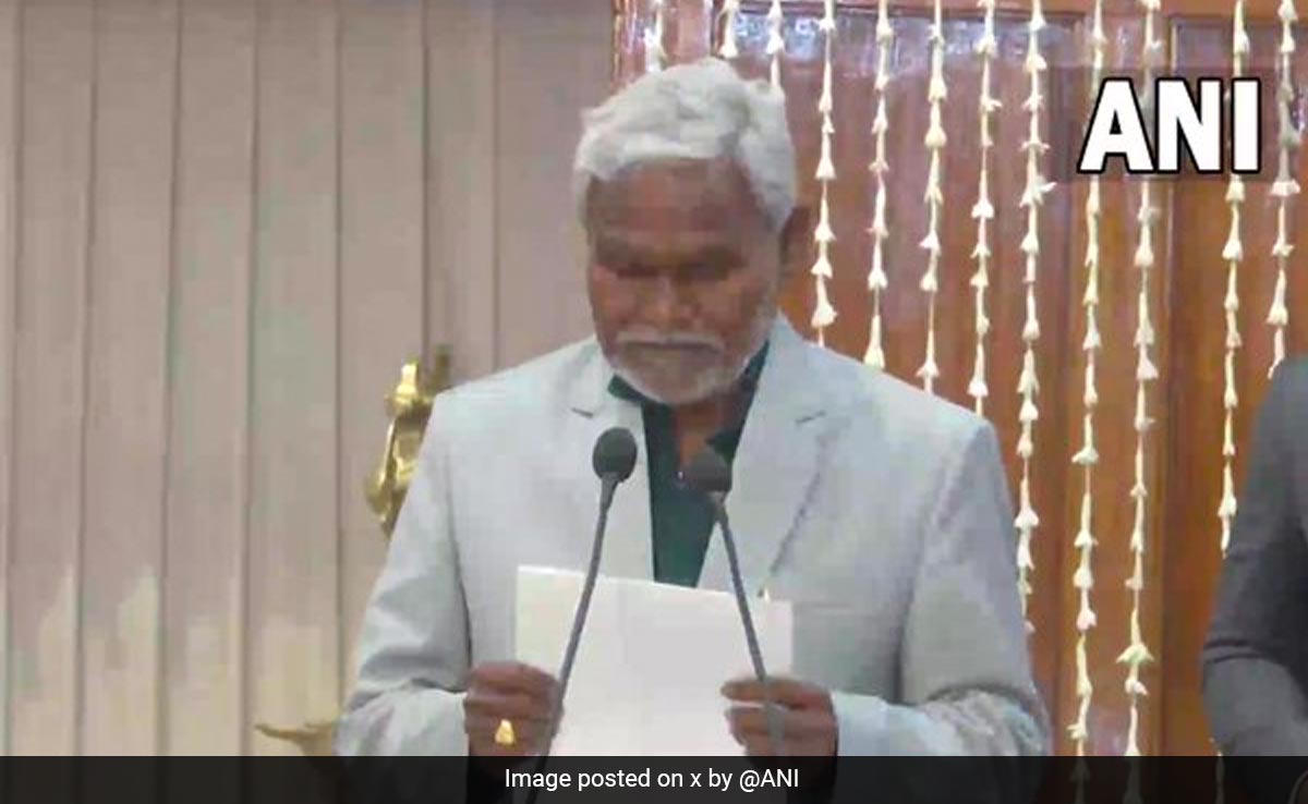 झारखंड के नए मुख्यमंत्री बने चंपई सोरेन, राज्यपाल सीपी राधाकृष्णन ने दिलाई शपथ