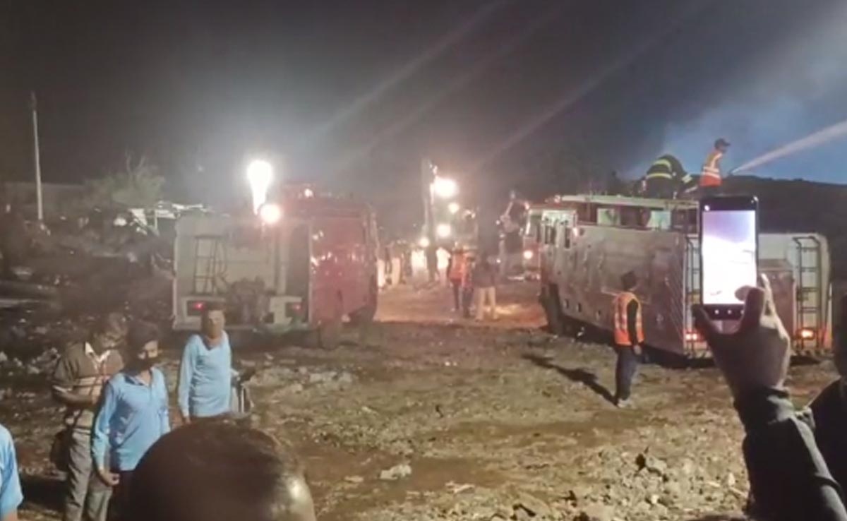 हरदा में रात तक धधकती रही आग, रुक-रुक कर आती रही पटाखे फटने आवाजें, अब तक 11 की मौत
