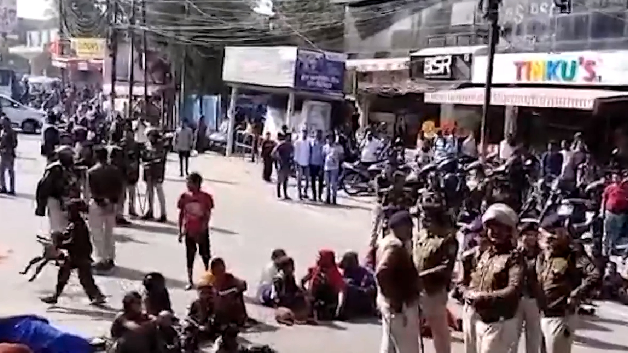 इंदौर में अतिक्रमण हटाने पहुंची नगर-निगम की टीम तो लोगों ने किया जमकर पथराव