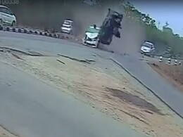 Video : डिवाइडर और फिर दूसरे वाहन से टकराई तेज रफ्तार कार, 4 लोग घायल Video : डिवाइडर और फिर दूसरे वाहन से टकराई तेज रफ्तार कार, 4 लोग घायल