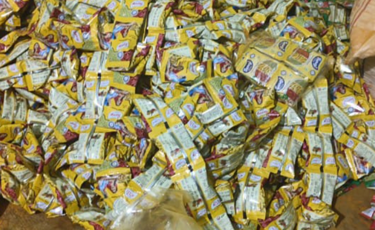 Chhatarpur: गेट पर लगा था ताला, अंदर पशु आहार-गधे की लीद मिलाकर बना रहे थे नकली मसाले