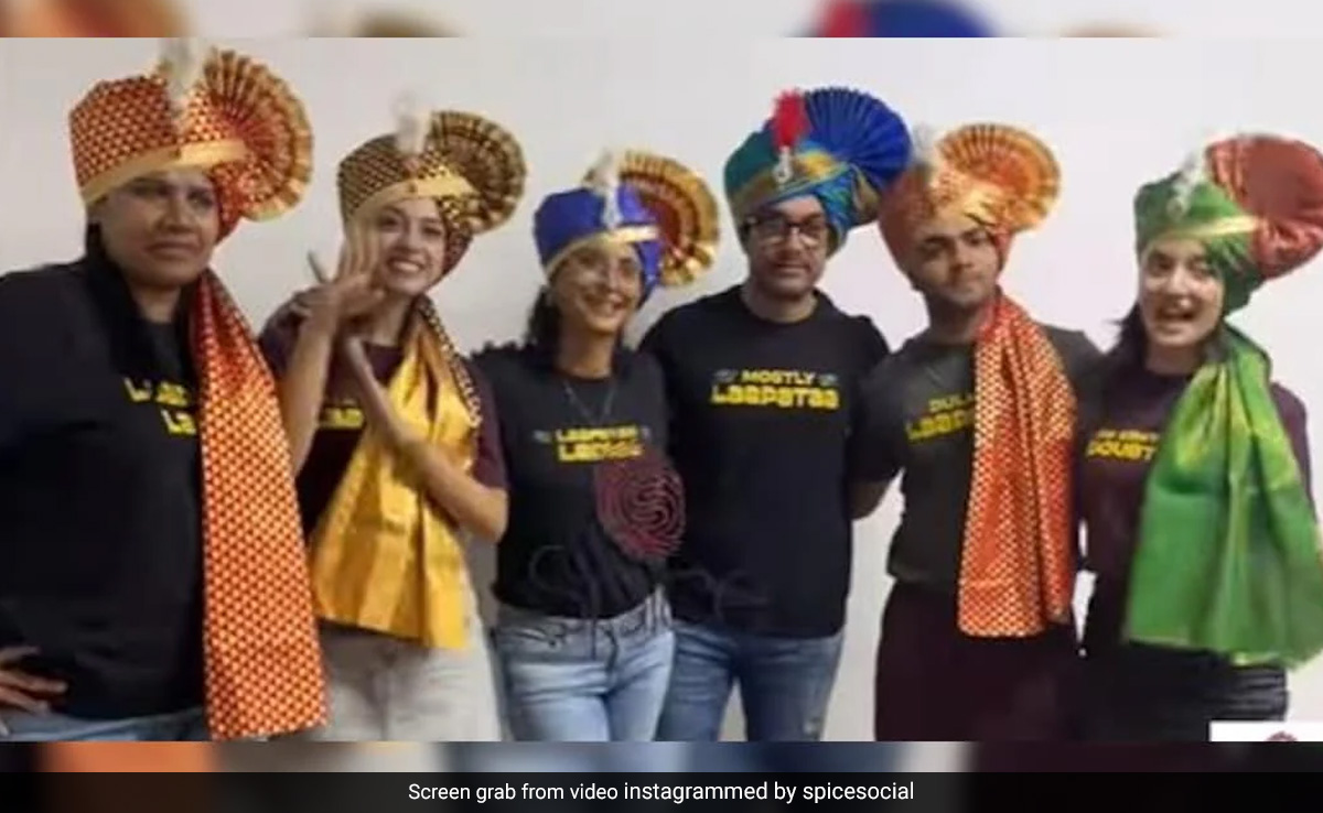 Please Don't Miss Aamir Khan Surrounded By Not-So <i>Laapataa</i> Ladies In This Pic