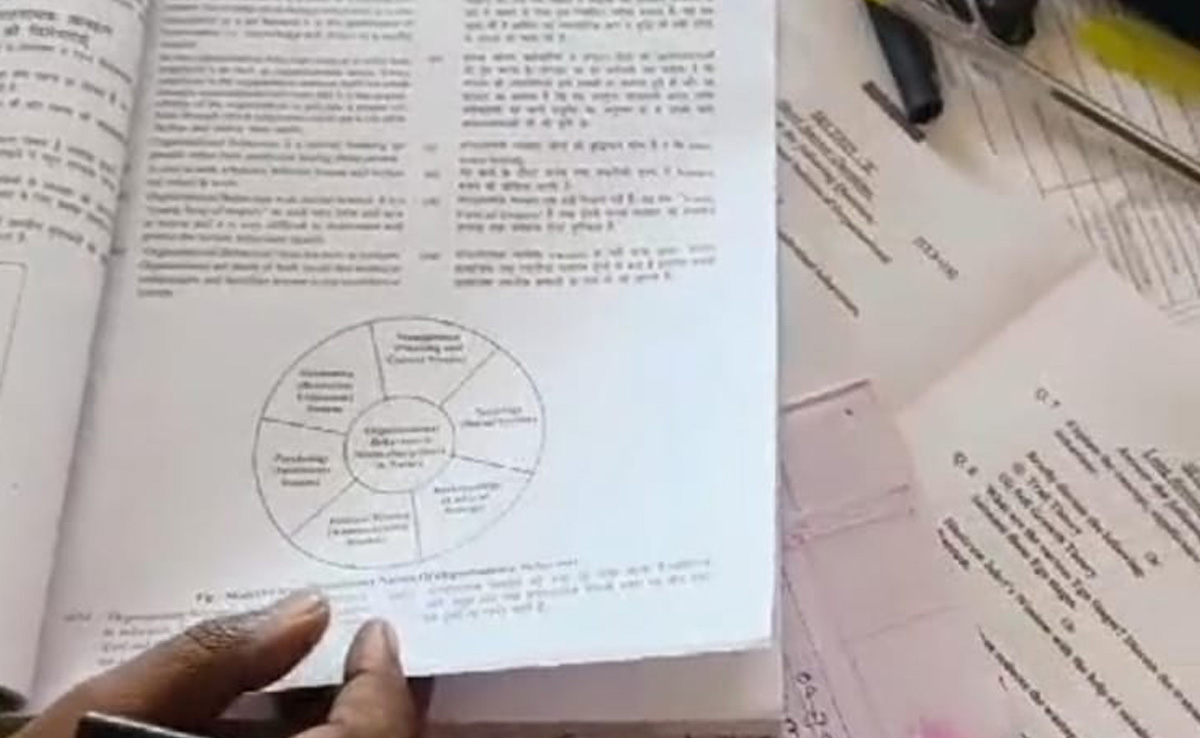 यहां &nbsp;MBA और &nbsp;MCA 'नकल कराकर पास कराने की ली जाती है गारंटी', विश्वास न हो तो देखें वीडियो