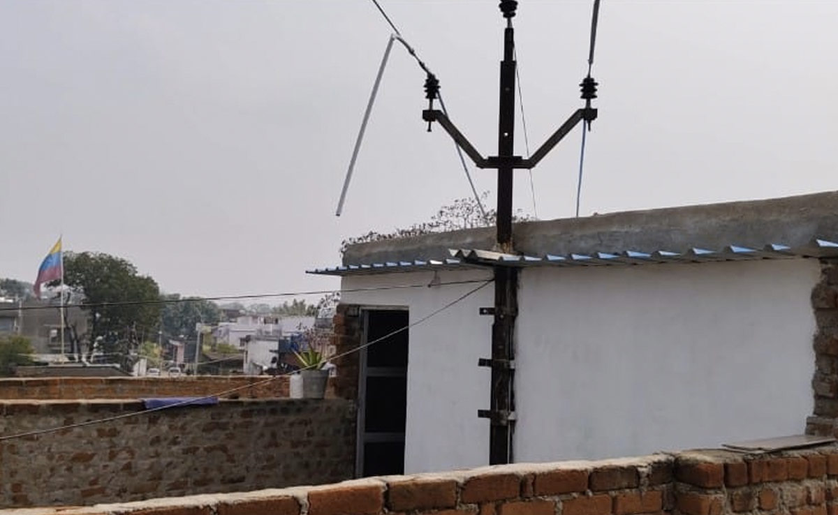 तारों में दौड़ता 11000 वोल्ट का करंट, छतों को छूकर निकलते तार, खौफ के साये में जी रहे 80 परिवार