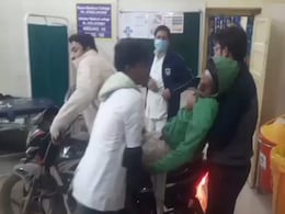 सतना के अस्पताल में '3 इडियट्स' का सीन, मरीज को बाइक पर बिठाकर इमरजेंसी वार्ड तक पहुंचा युवक! सतना के अस्पताल में '3 इडियट्स' का सीन, मरीज को बाइक पर बिठाकर इमरजेंसी वार्ड तक पहुंचा युवक!