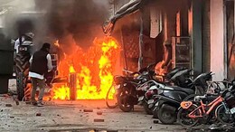 Haldwani Riots: हल्द्वानी में हिंसा भड़कने के बाद सख्त कर्फ्यू, गोली मारने के आदेश, इंटरनेट भी बंद