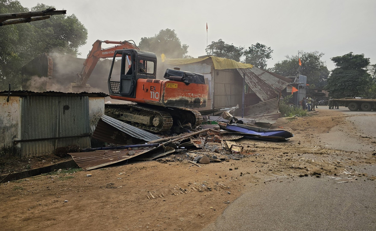 Chhattisgarh: BJP नेता हत्याकांड के आरोपी की दुकान पर चला प्रशासन का बुलडोजर, ये है पूरा मामला 