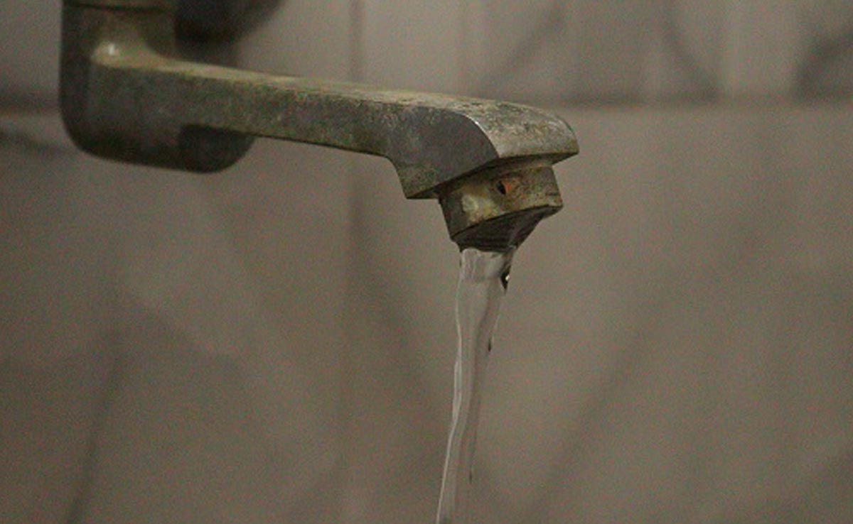 थोड़ी मेहनत और कम पैसे में बाथरूम का गंदा नल हो जाएगा बिल्कुल नए जैसा, यहां जानिए क्लीनिंग हैक