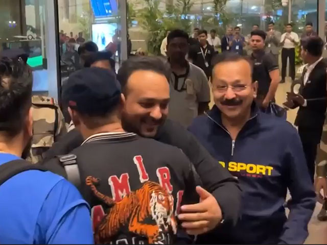 The One Where Salman Khan Hugged Baba Siddique At The Airport