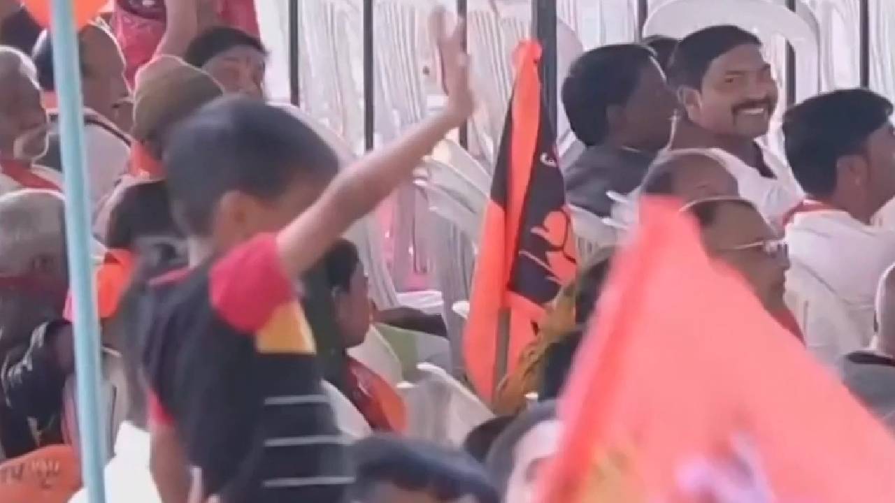 झाबुआ रैली में हाथ हिलाते बच्चे को देखकर पीएम ने ऐसे पुचकारा, देखिए वीडियो