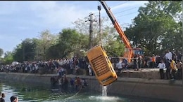 तेज बहाव वाले नहर में गिरी पीले रंग की वैन, फिर उड़ी ऐसी अफवाह कि सैकड़ों लोगों की जान हलक में आ गई!