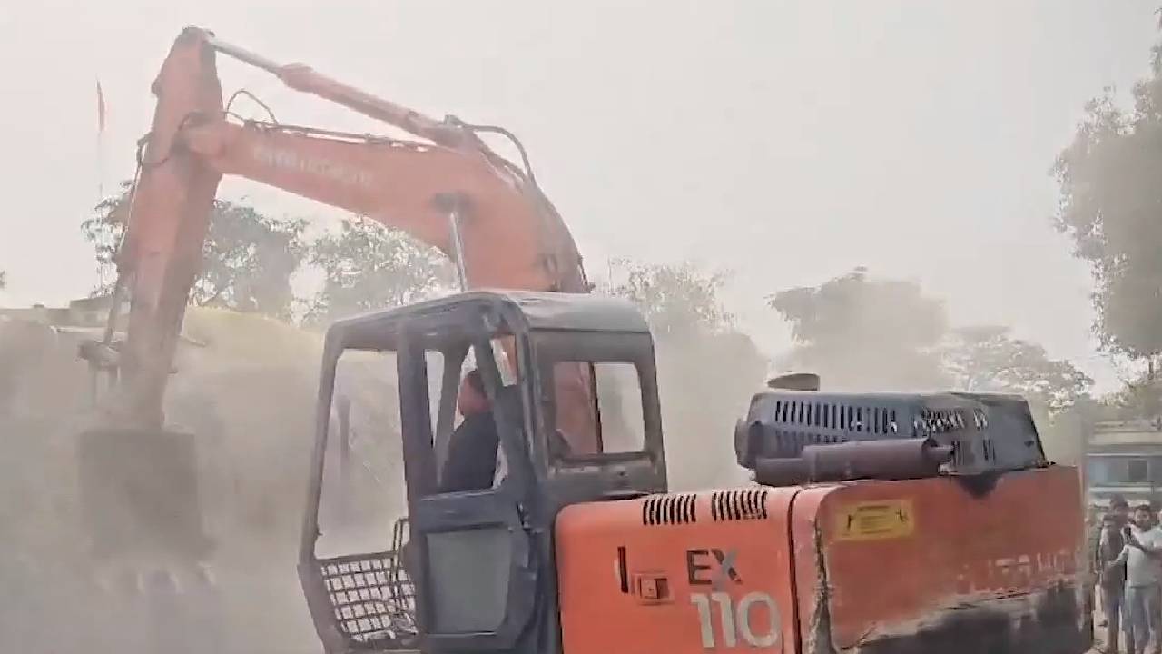 कांकेर: बीजेपी नेता असीम राय हत्याकांड पर एक्शन, आरोपी की दुकान पर चला बुलडोजर