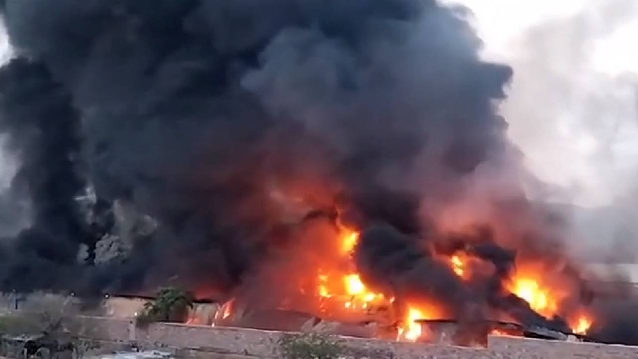 जोधपुर के सूरसागर बाईपास के पास लगी भीषण आग, फायर ब्रिगेड आग बुझाने में नाकाम